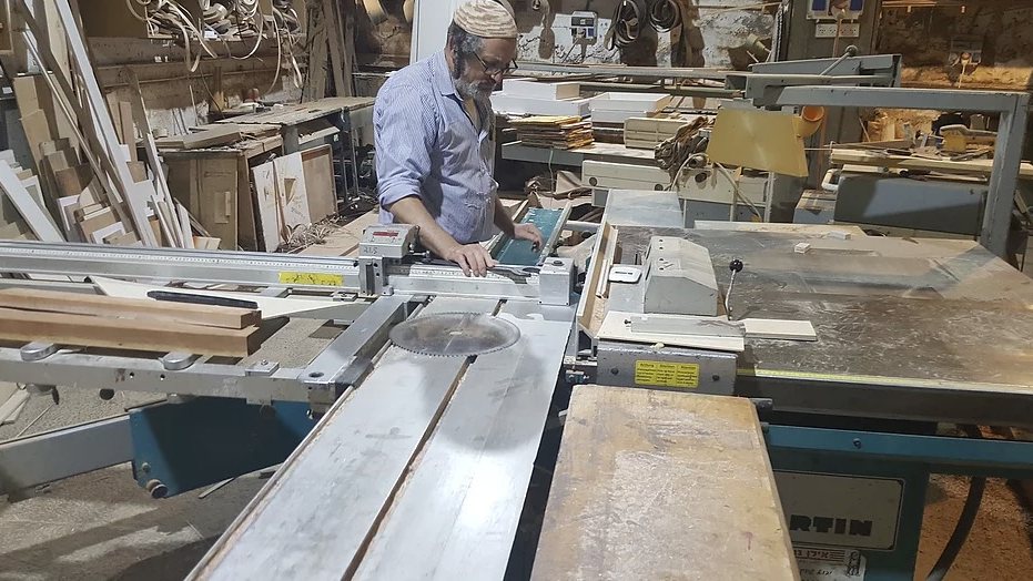 לוח עץ נכנס למסור בסטודיו